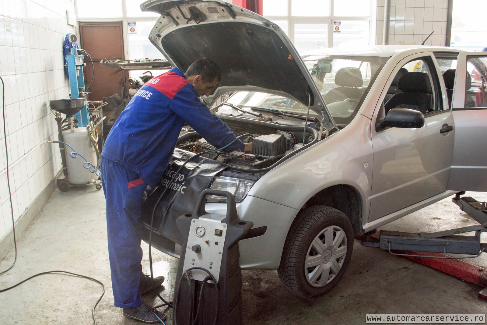 Mecanică în atelier — lucrare la motor