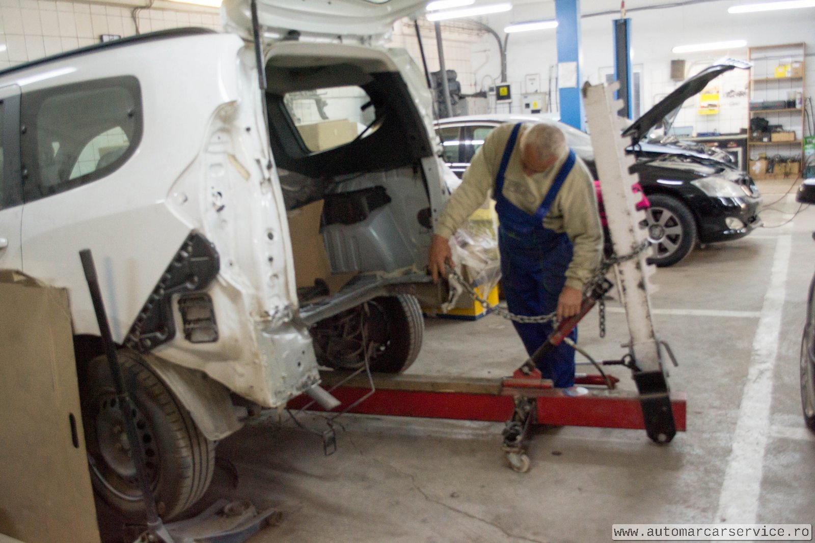 Tinichigerie — pregătire caroserie cu stand de redresare